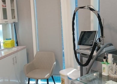 State-of-the-art treatment room at Meta Poly Clinic, دبي, دبي, AE, featuring advanced medical equipment.