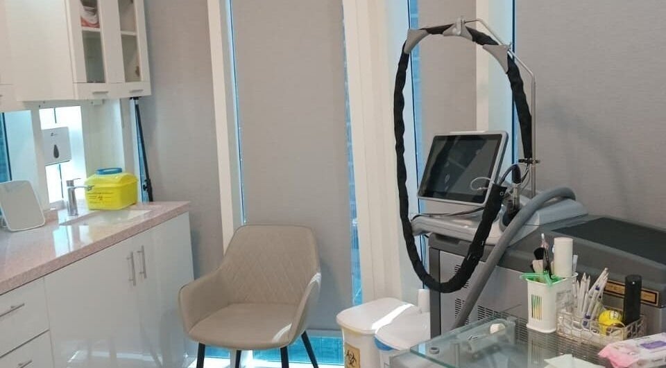State-of-the-art treatment room at Meta Poly Clinic, دبي, دبي, AE, featuring advanced medical equipment.