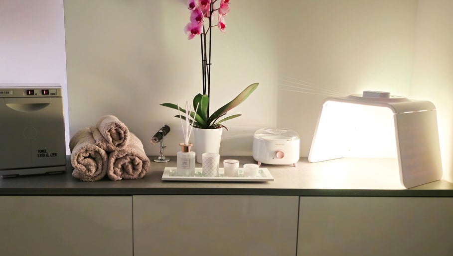 Ontspanningshoek bij Luxim Clinic in Antwerpen, Vlaanderen, BE met handdoeken en aromatherapie.