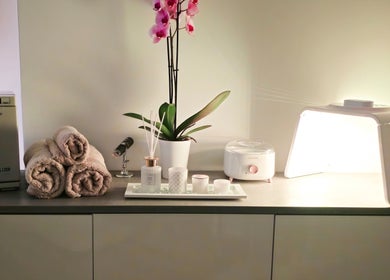 Ontspanningshoek bij Luxim Clinic in Antwerpen, Vlaanderen, BE met handdoeken en aromatherapie.