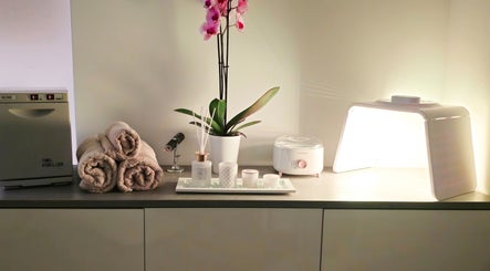 Ontspanningshoek bij Luxim Clinic in Antwerpen, Vlaanderen, BE met handdoeken en aromatherapie.