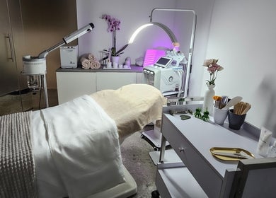 Moderne ontspanningsruimte bij Luxim Clinic, Antwerpen, Vlaanderen, BE, met professionele apparatuur.