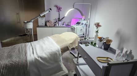 Moderne ontspanningsruimte bij Luxim Clinic, Antwerpen, Vlaanderen, BE, met professionele apparatuur.