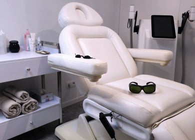 Gezellige behandelingsruimte bij Luxim Clinic, Antwerpen, Vlaanderen, BE met comfortabele stoel en apparatuur.