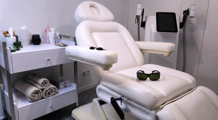 Gezellige behandelingsruimte bij Luxim Clinic, Antwerpen, Vlaanderen, BE met comfortabele stoel en apparatuur.