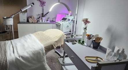Luxe behandelkamer bij Luxim Clinic in Antwerpen, Vlaanderen, BE met moderne apparatuur en rustgevende sfeer.