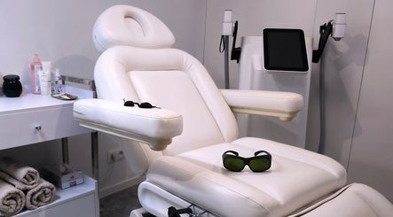 Comfortabele behandelstoel bij Luxim Clinic, Antwerpen, Vlaanderen, BE, met premium zorgapparatuur.