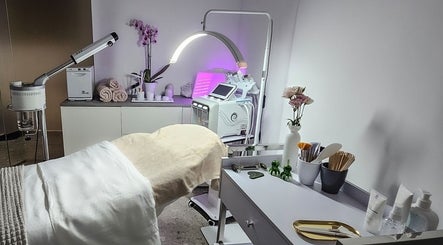 Rustige behandelkamer bij Luxim Clinic, Antwerpen, Vlaanderen, BE met moderne apparatuur en decoratie.