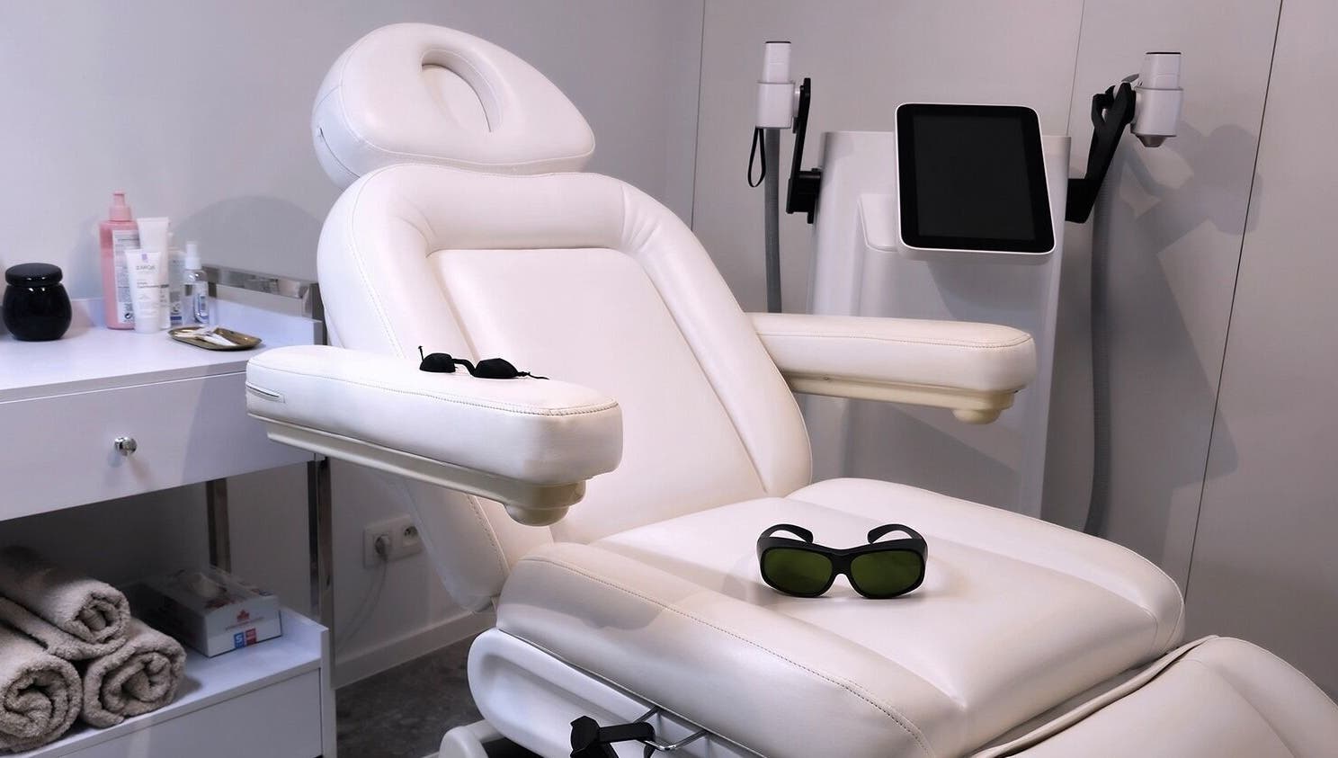 Witte behandelstoel en apparatuur bij Luxim Clinic, Antwerpen, Vlaanderen, BE voor kwaliteitsvolle wellness.