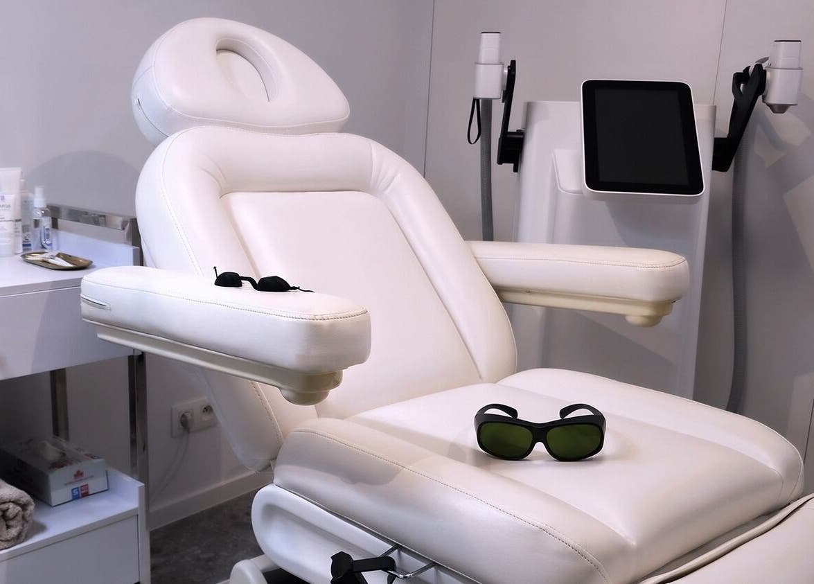 Witte behandelstoel en apparatuur bij Luxim Clinic, Antwerpen, Vlaanderen, BE voor kwaliteitsvolle wellness.