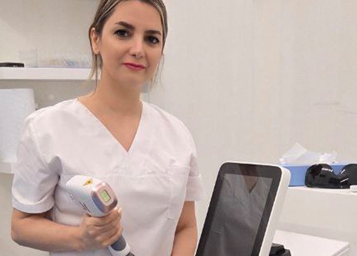 Specialist in witte jas met apparatuur bij Luxim Clinic, Antwerpen, Vlaanderen, BE.