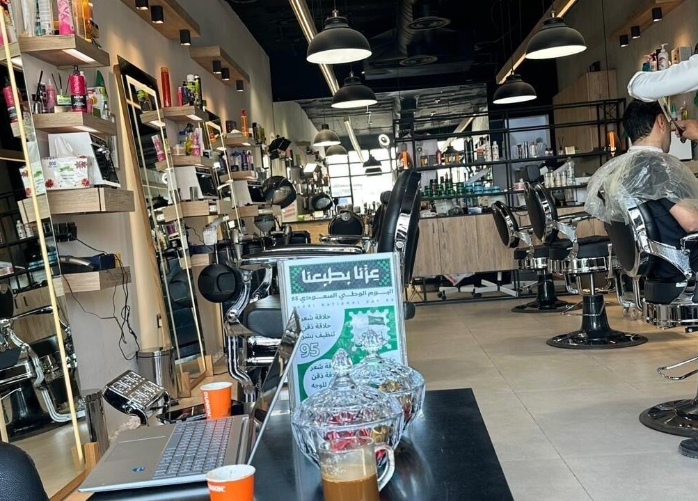 صالون رجالي حديث في Wakar Al Chaib، الرياض، محافظة الرياض، SA، يعرض ديكور أنيق وخدمات متنوعة.