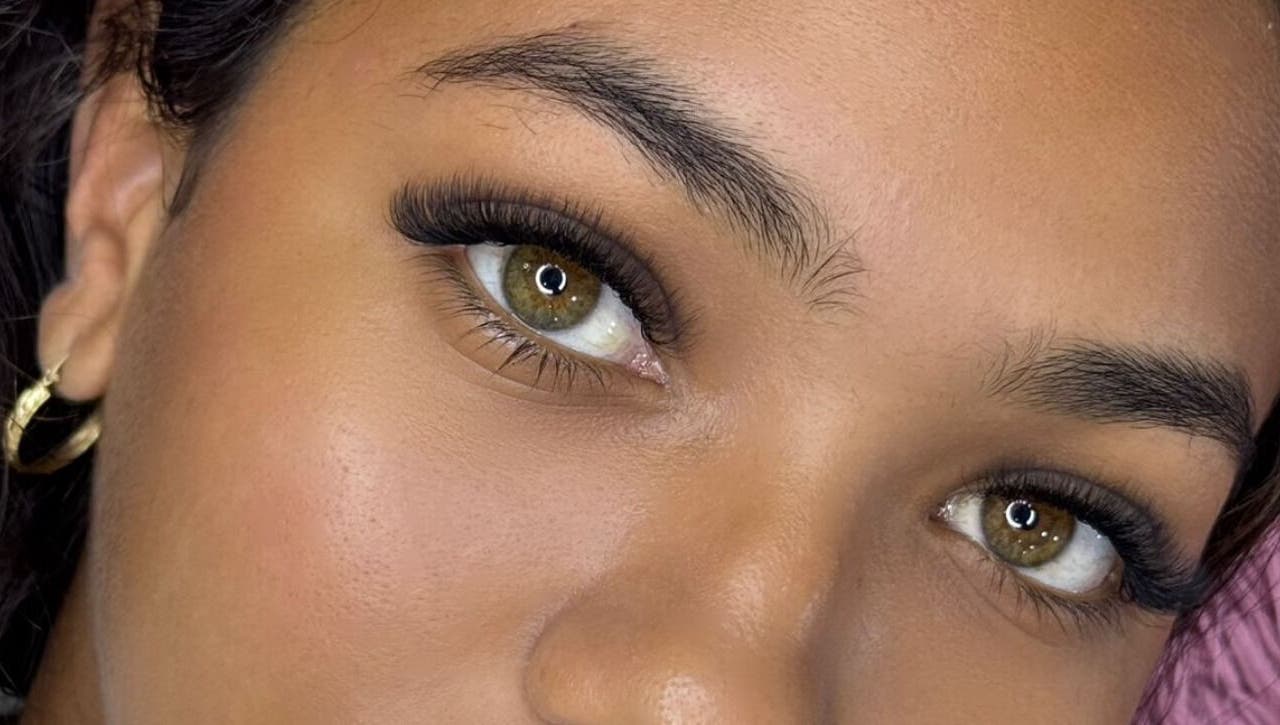 Primer plano de ojos resaltados por pestañas en Briella Studio, Willemstad, CW, ofreciendo belleza y estilo.