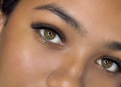 Primer plano de ojos resaltados por pestañas en Briella Studio, Willemstad, CW, ofreciendo belleza y estilo.