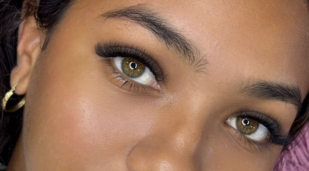 Primer plano de ojos resaltados por pestañas en Briella Studio, Willemstad, CW, ofreciendo belleza y estilo.