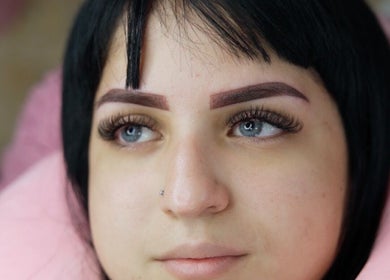 Tratamiento de cejas perfectamente definido en Briella Studio, Willemstad, CW.