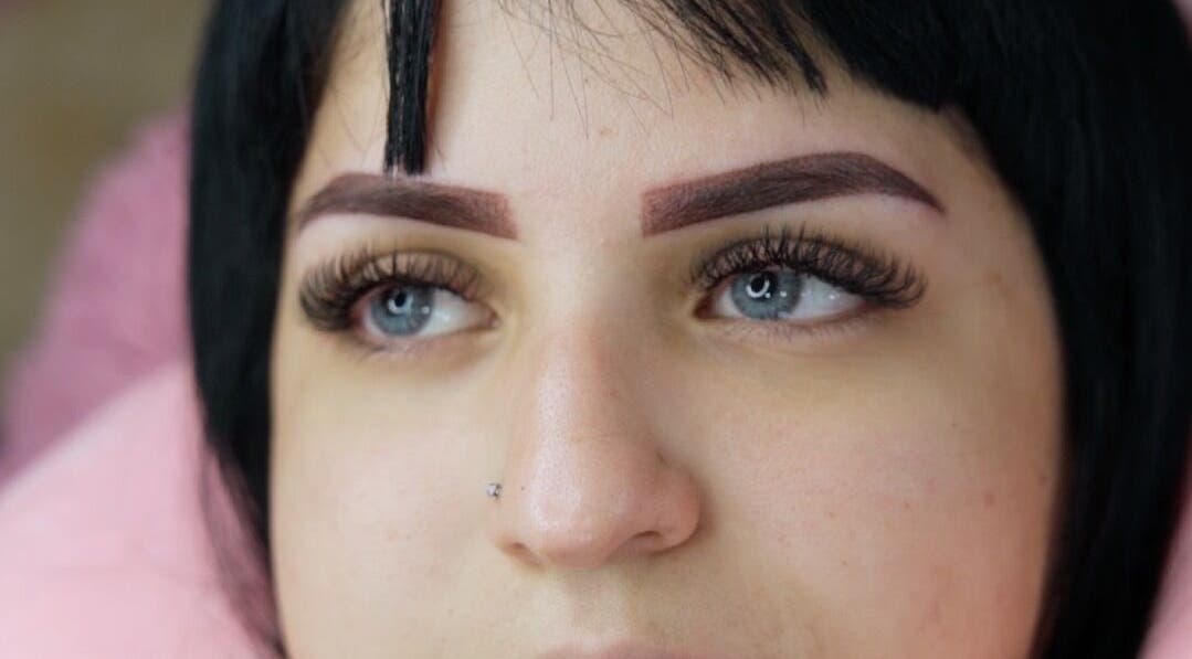 Tratamiento de cejas perfectamente definido en Briella Studio, Willemstad, CW.