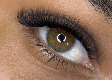 Extensiones de pestañas en Briella Studio, Willemstad, CW, realzan la belleza de una mirada impactante.