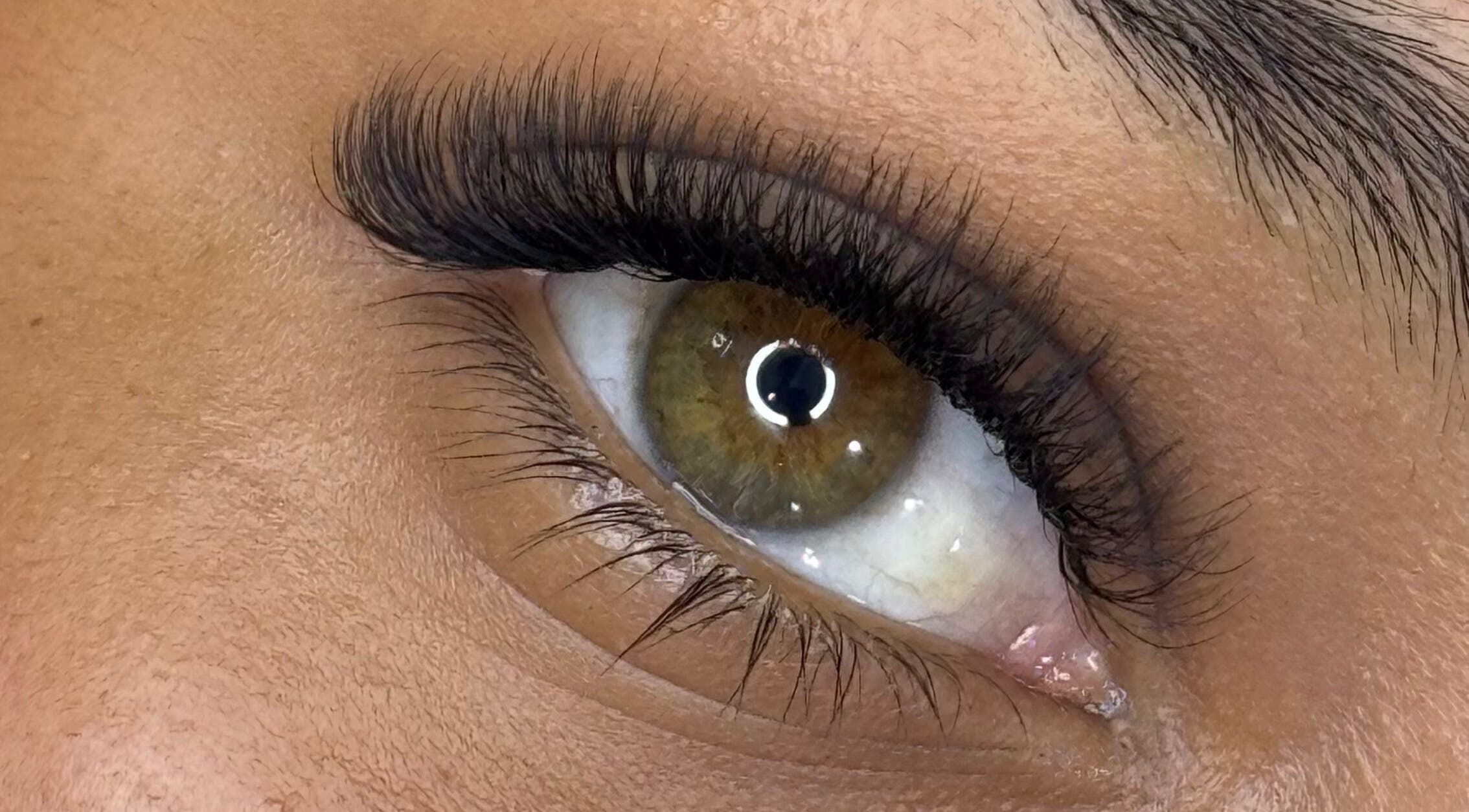 Extensiones de pestañas en Briella Studio, Willemstad, CW, realzan la belleza de una mirada impactante.