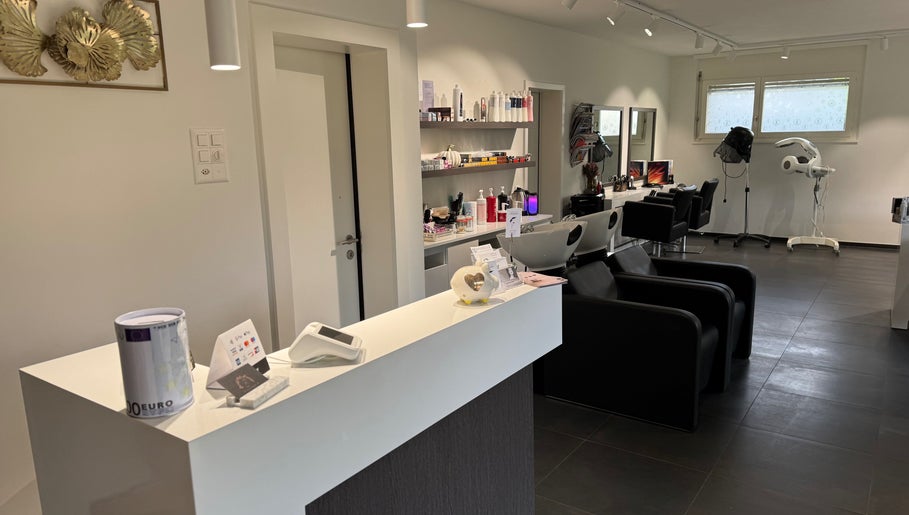 Intérieur moderne du salon Beauty Art's Lorenzo à Sierre, Valais, CH avec des équipements stylés.