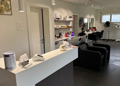 Intérieur moderne du salon Beauty Art's Lorenzo à Sierre, Valais, CH avec des équipements stylés.