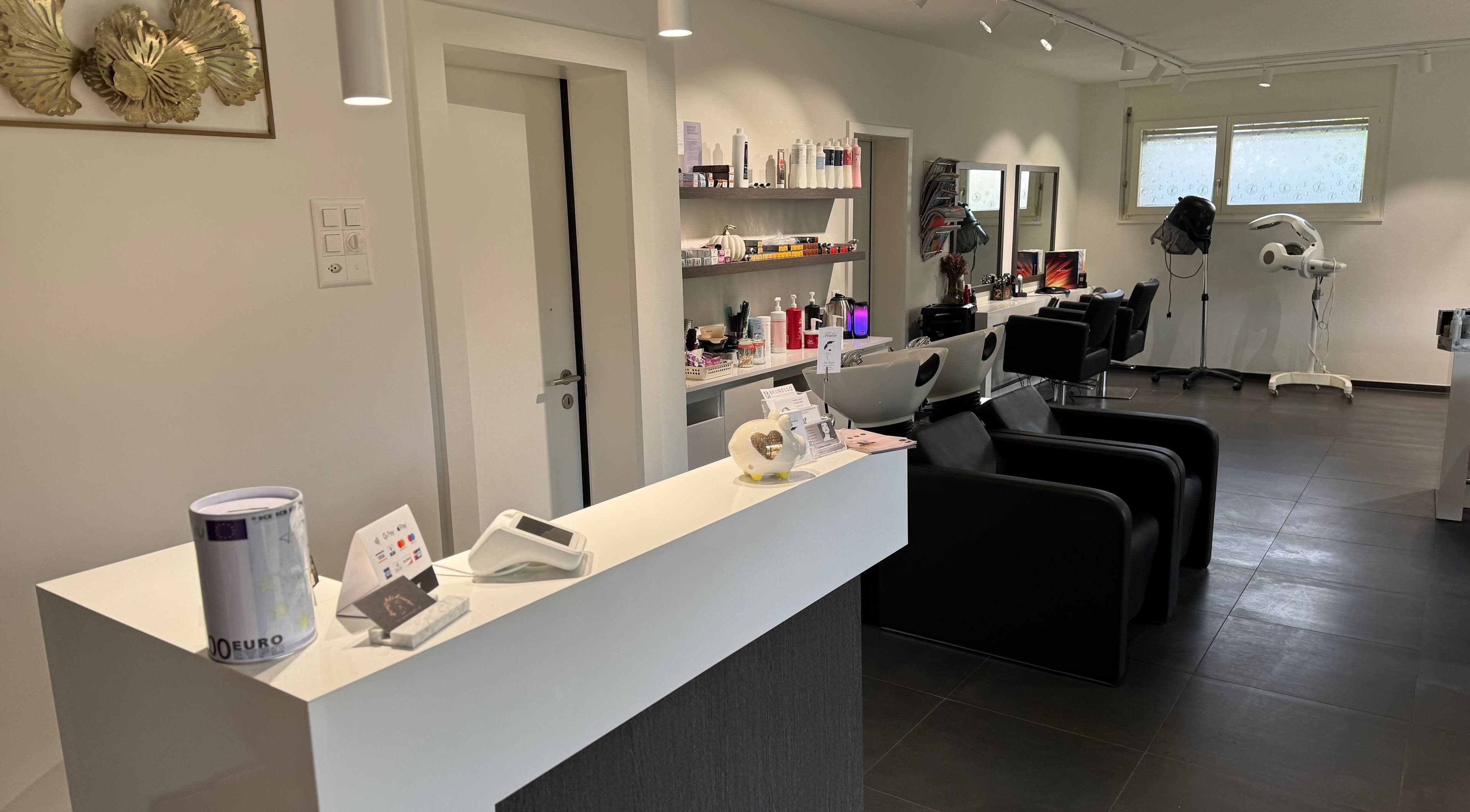 Intérieur moderne du salon Beauty Art's Lorenzo à Sierre, Valais, CH avec des équipements stylés.