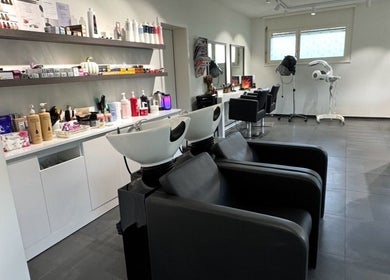 Intérieur du salon Beauty Art's Lorenzo à Sierre, Valais, CH avec équipements modernes.