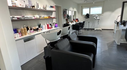 Intérieur du salon Beauty Art's Lorenzo à Sierre, Valais, CH avec équipements modernes.