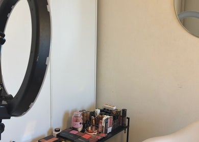Poste maquillage moderne chez Flawless Touch à Toulouse, Occitanie, FR, avec miroir et éclairage circulaire.