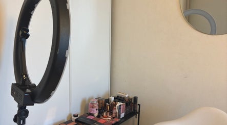 Poste maquillage moderne chez Flawless Touch à Toulouse, Occitanie, FR, avec miroir et éclairage circulaire.