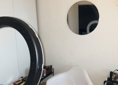 Intérieur moderne chez Flawless Touch à Toulouse, Occitanie, FR, avec un miroir circulaire et un anneau lumineux.