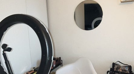 Intérieur moderne chez Flawless Touch à Toulouse, Occitanie, FR, avec un miroir circulaire et un anneau lumineux.