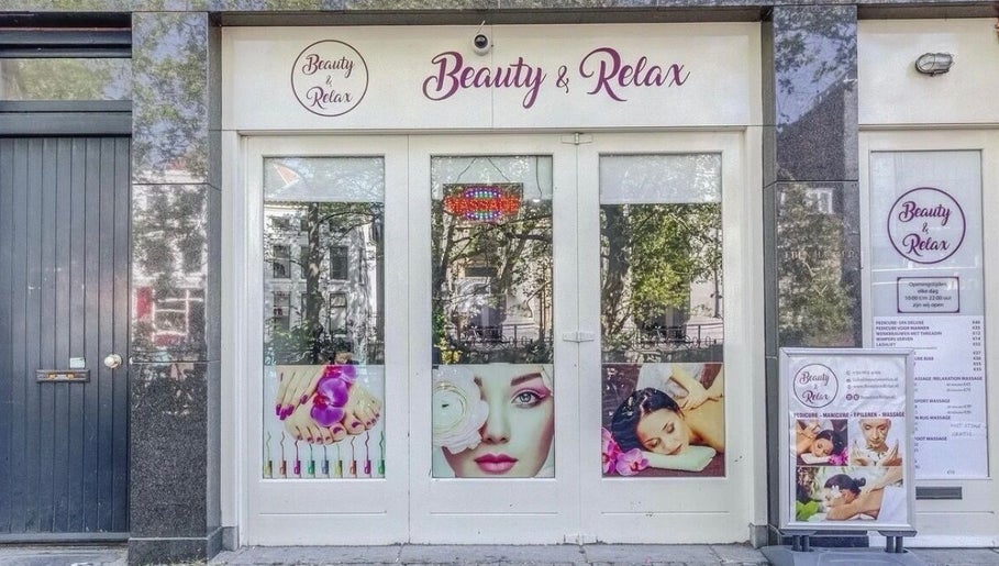 Front entrance of Beauty en Relax Massage Sugaring Salon in Utrecht, Utrecht, NL with beauty images.