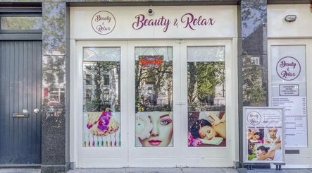 Front entrance of Beauty en Relax Massage Sugaring Salon in Utrecht, Utrecht, NL with beauty images.