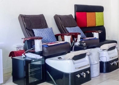 Comfortable pedicure chairs at Beauty en Relax Massage Sugaring Salon, Utrecht, Utrecht, NL.