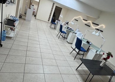 Przestronne wnętrze Feniks Estetyka Valerii Sivak w Szczecin, Województwo Zachodniopomorskie, PL z nowoczesnym wyposażeniem.