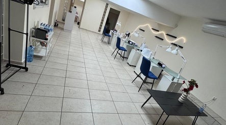 Przestronne wnętrze Feniks Estetyka Valerii Sivak w Szczecin, Województwo Zachodniopomorskie, PL z nowoczesnym wyposażeniem.