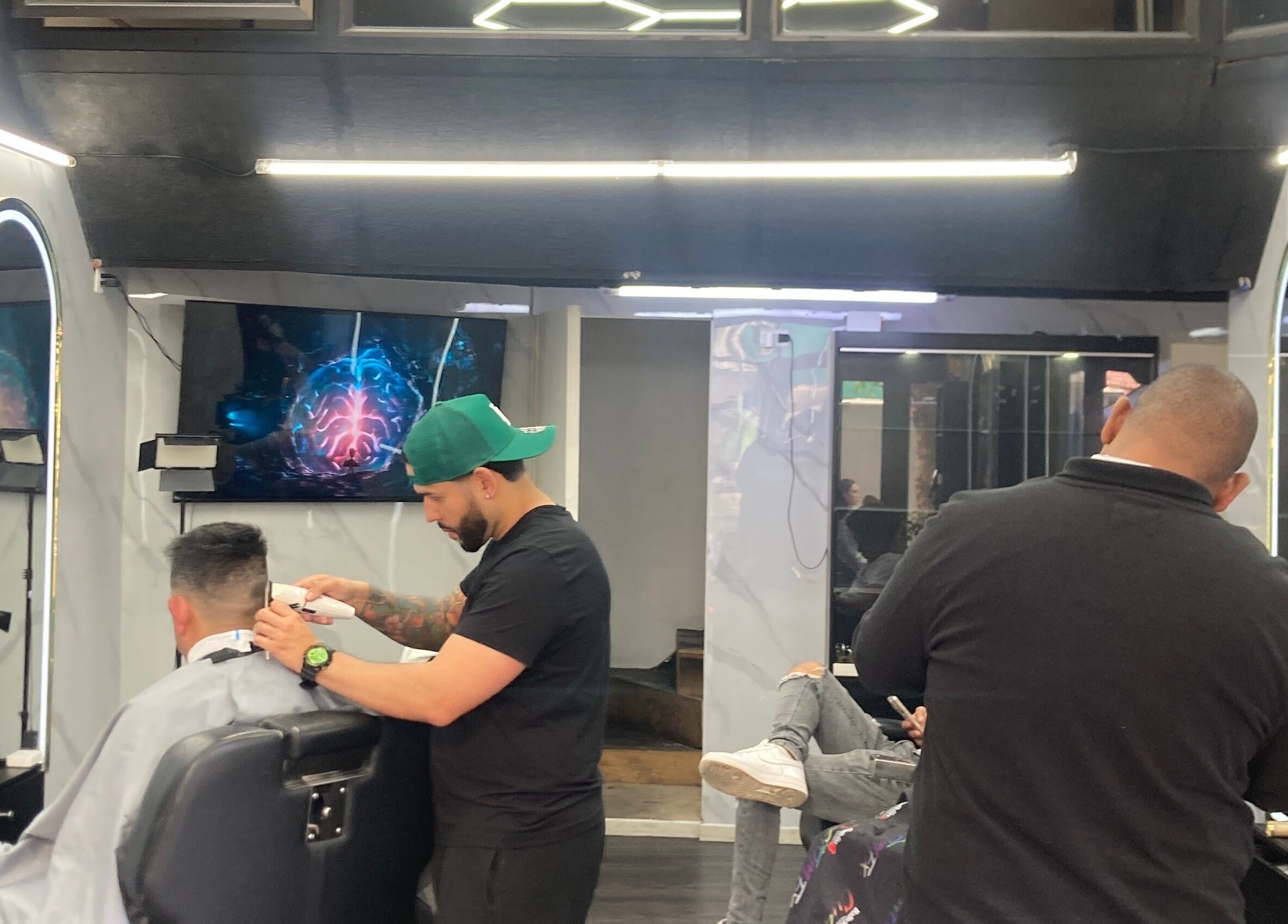 Barbero trabajando en Barberosamuel, Valparaíso, Valparaíso, CL, ofreciendo un corte moderno.