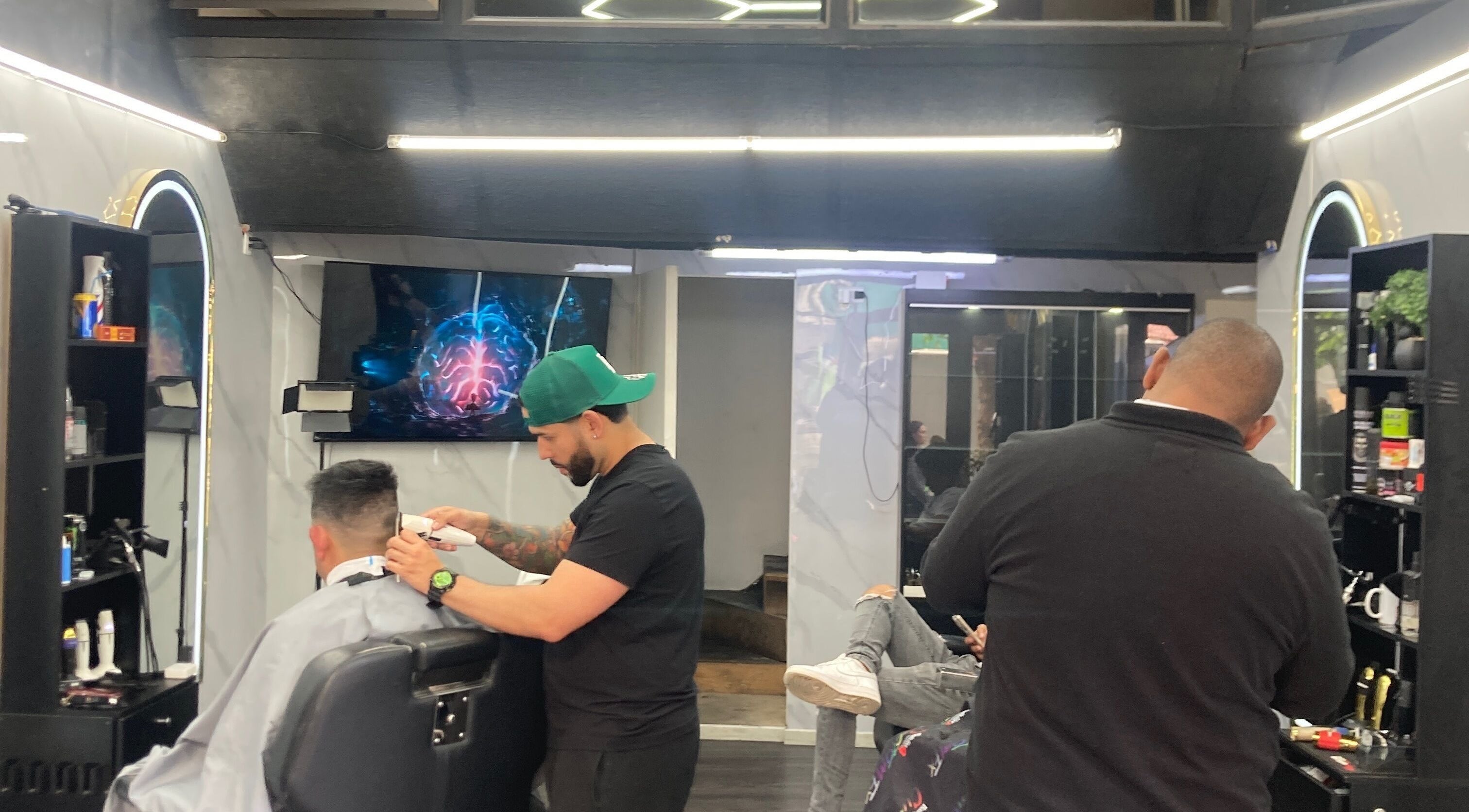 Barbero trabajando en Barberosamuel, Valparaíso, Valparaíso, CL, ofreciendo un corte moderno.