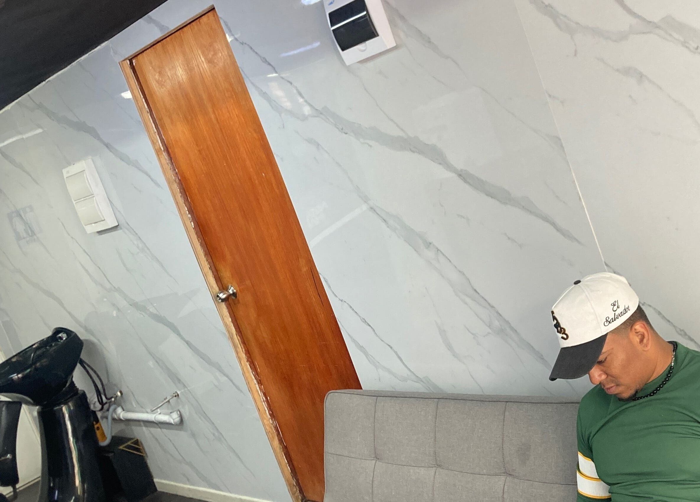 Área de espera en Barberosamuel, Valparaíso, Valparaíso, CL, con una persona descansando.