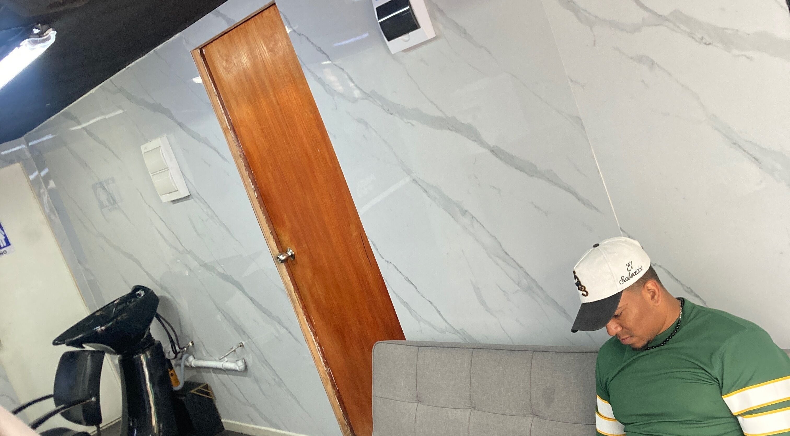 Área de espera en Barberosamuel, Valparaíso, Valparaíso, CL, con una persona descansando.