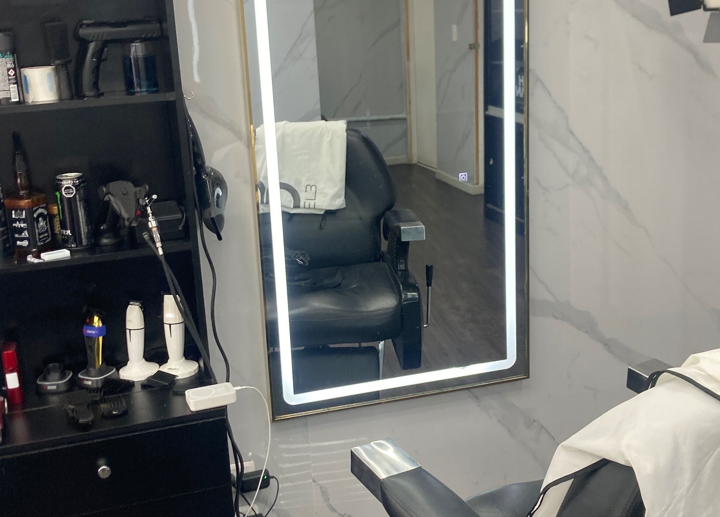 Estación de peluquería en Barberosamuel, Valparaíso, Valparaíso, CL con espejo iluminado y herramientas.