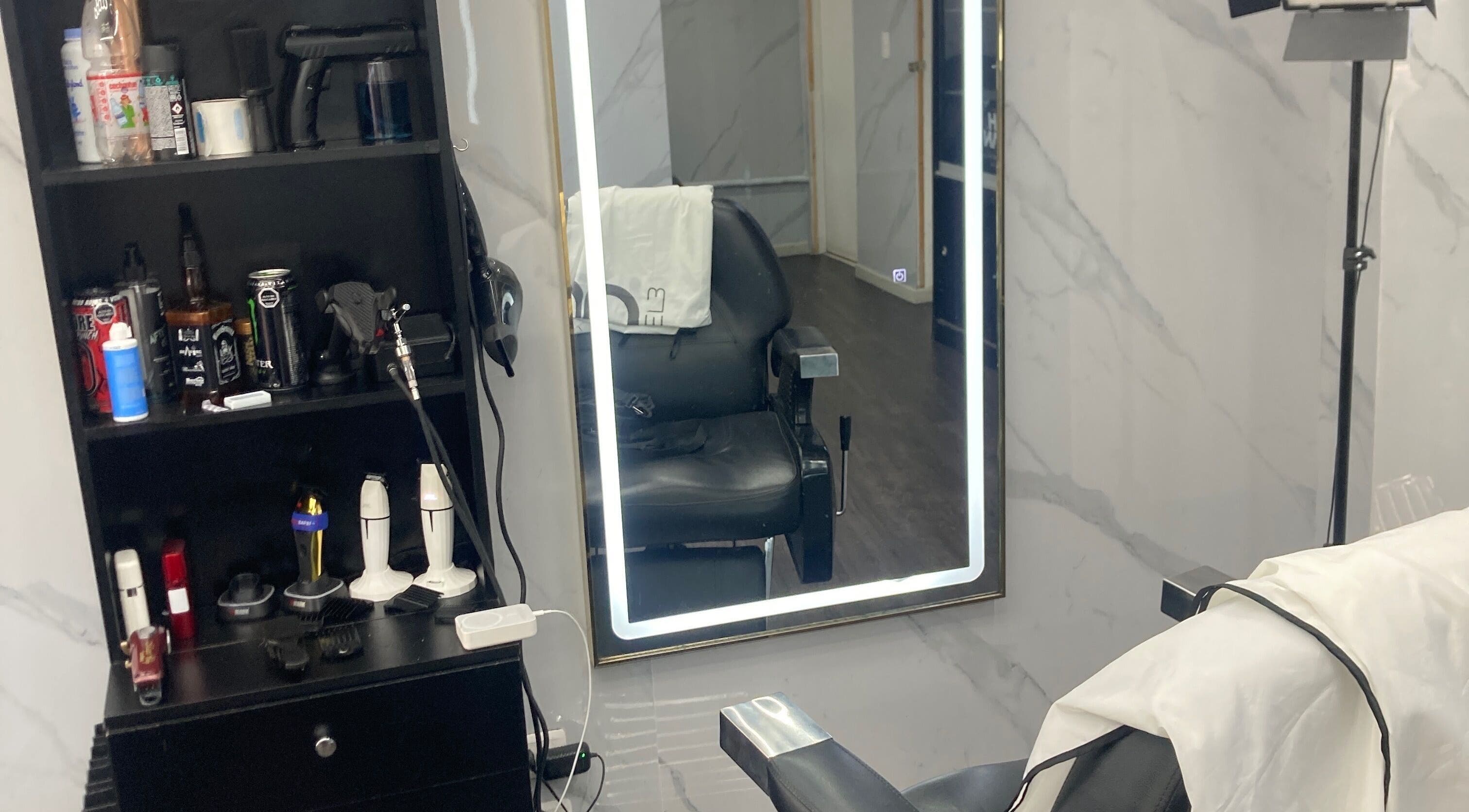 Estación de peluquería en Barberosamuel, Valparaíso, Valparaíso, CL con espejo iluminado y herramientas.