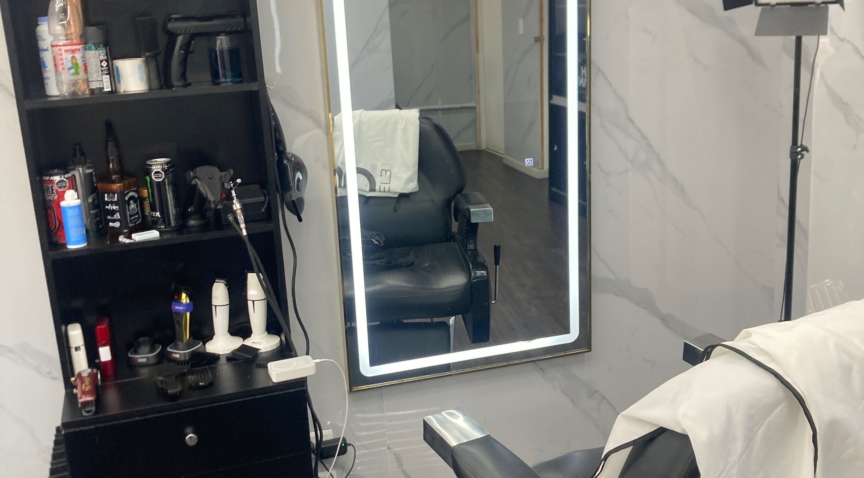 Estación de peluquería en Barberosamuel, Valparaíso, Valparaíso, CL con espejo iluminado y herramientas.