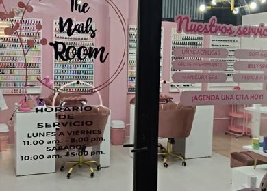 Interior de The Nails Room, Ciudad Sahagún, MX, mostrando sillas rosas y esmaltes.