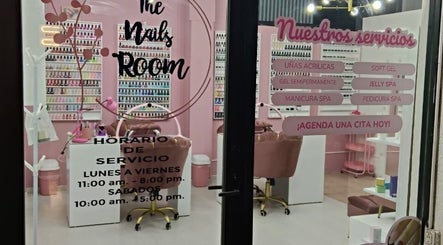Interior de The Nails Room, Ciudad Sahagún, MX, mostrando sillas rosas y esmaltes.