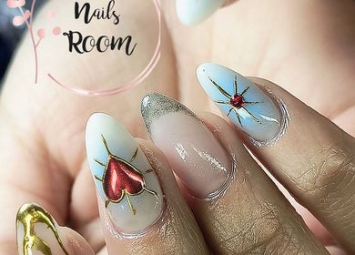 Decoración de uñas con diseño artístico en The Nails Room, Ciudad Sahagún, MX.