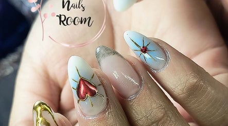 Decoración de uñas con diseño artístico en The Nails Room, Ciudad Sahagún, MX.