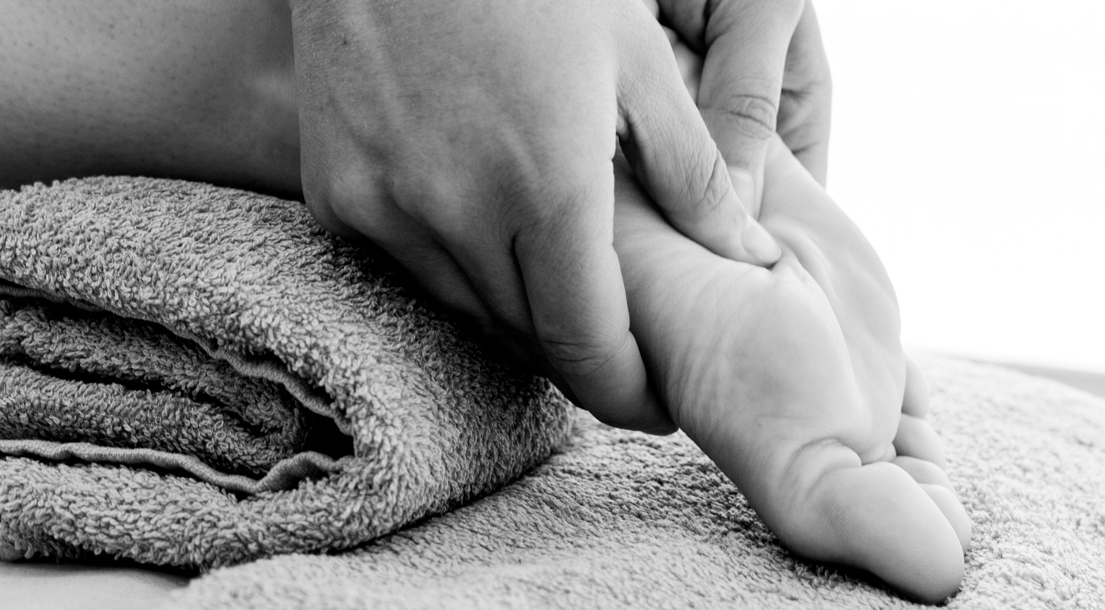 Massagem nos pés em Tomar, Santarém, PT, oferecendo relaxamento e bem-estar no local.