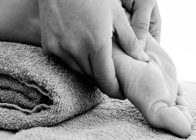 Massagem nos pés com toalha em Daniela Massagista - Torres Novas, Santarém, PT.
